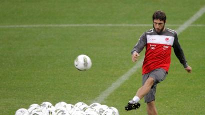 Bild: Tolga Bozoglu/EPA/dpa
Egemen Korkmaz, heute Trainer der türkischen U21, verlor beim Spiel in Kroatien das Bewusstsein. (Archivbild)