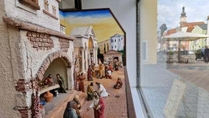 Bild: Tobias Gräf
Wer derzeit durch die Sulzbacher Altstadt schlendert, entdeckt im Teka-Schaufenster keine Unterhaltungselektronik wie sonst, sondern eine sehr seltene Osterkrippe. Das zieht viele Passanten an, die neugierige Blicke auf das Kunstwerk werfen.