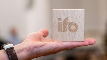 Bild: Leonie Asendorpf/dpa
Ifo-Institut in München: Neun von zehn Firmen spüren Folgen des Iran-Kriegs. (Archivbild)