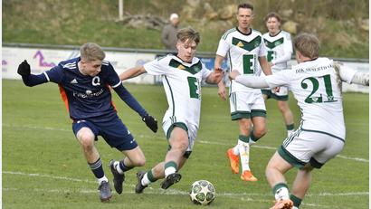 Bild: Hubert Ziegler
Simon Pirner (2. von links) von der DJK Ammerthal kann sich in dieser Szene behaupten.