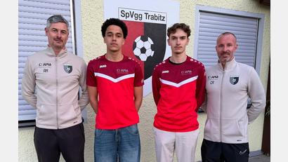 Bild: Christoph Schedl
Die Sportliche Leitung der SpVgg Trabitz um Andreas Neumüller (links) und Christian Recht (rechts) freut sich über die Verpflichtung von Joel Albers (Zweiter von links) und Ben Beer.