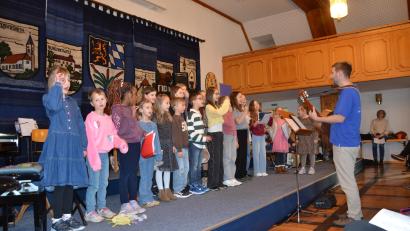 Bild: gi
Der Schulchor unter der Leitung von Musikschulleiter Benedikt Scheidler stimmte die Zuhörer auf das Frühjahrskonzert ein.