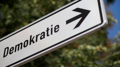 Symbolbild: Jan Woitas/dpa
Im Amberger Jugendhilfeausschuss ging es darum, wie man junge Menschen davor bewahrt, der Demokratie den Rücken zu kehrern.