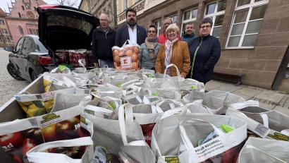 Bild: ge
Die Privatinitiative MEINE brachte Lebensmittel im Wert von über 3.000 Euro zum Haus für Bürgerdienste, um die Stadt zu unterstützen.