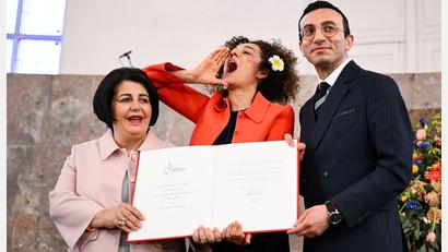 Bild: Florian Wiegand/dpa
Erster Europäischer Paulskirchenpreis für Demokratie an iranische Journalistin verliehen