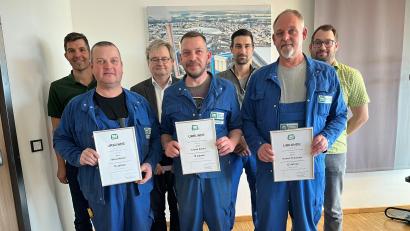 Bild: Franz Grabinger
Mario Mändl, Tobias Scherl und Robert Eckmeder (vordere Reihe von links) wurden für ihre Betriebszugehörigkeiten geehrt. Verbandsdirektor Thomas Knoll (Dritter von links) und die Vertreter der Abteilung Maschinentechnik und des Personalrats gratulierten den Arbeitsjubilaren.