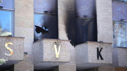 Bild: Petr David Josek/AP/dpa
Beim Brandanschlag auf das „Russische Haus“ in Prag entstand Sachschaden. (Archivbild)