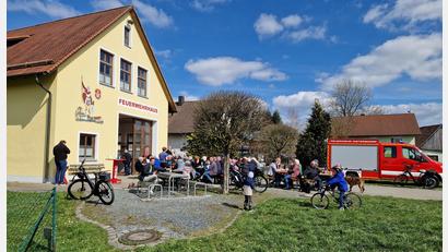 Bild: Josef Ernsberger
Bei schönem Wetter wie hier im Jahr 2023 findet das Emmauscafé auch vor dem Feuerwehrhaus in Dietersdorf statt.