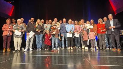 Bild: Susanne Schwab
14 von insgesamt 114 im Pflegekinderdienst tätige Familien und Pflegepersonen wurden von SkF-Vorsitzender Marianne Gutwein (links) und Landrat Richard Reisinger (rechts) für ihr fünf-,fünf-, zehn-, fünfzehn- und zwanzigjähriges Engagement geehrt.