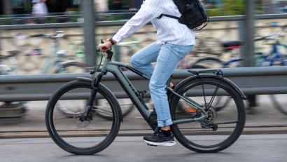 Bild: Leonie Asendorpf/dpa
E-Bikes kommen immer häufiger zum Einsatz. (Archivbild)