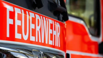 Bild: Soeren Stache/dpa
Feuerwehrleute löschen den brennenden Schwerlasttransporter. (Symbolbild)