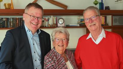 Bild: Gerhard Franz
Jutta und Bernfried Schäfer sind seit 65 Jahren verheiratet und feierten am vergangenen Montag ihre Eiserne Hochzeit. Oberbürgermeister Michael Cerny gratulierte ihnen dazu und überreichte einige Euro Amberger Stadtgeld.