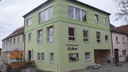 Bild: fz
Das Kinderhaus St. Martin in Luhe hat ein neues Stockwerk erhalten. Der Baufortschritt liegt jedoch seit zwei Jahren hinter dem Zeitplan zurück.