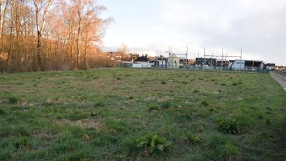 Bild: bnr
Östlich des Umspannwerks des Bayernwerks plant die Firma Voltgrün Energie, im Landschaftsschutzgebiet im Mies eine Photovoltaik-Freiflächenanlage zu errichten. Der Marktrat sprach sich dagegen aus.