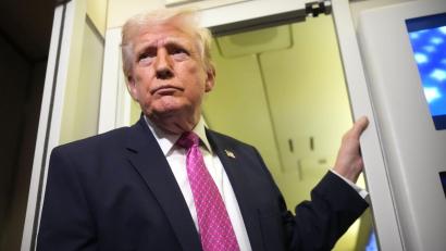 Bild: Mark Schiefelbein/AP/dpa
US-Präsident Donald Trump sagt, die Straße von Hormus werde sich nach Abschluss des Militäreinsatzes von allein öffnen. (Archivbild)