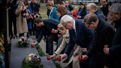 Bild: Eduard Khryzhanivsky/Ukrainian Foreign Ministry Press Office/AP/dpa
Kerzen und stille Andacht: Am vierten Jahrestag der Befreiung der ukrainischen Kleinstadt Butscha von russischen Besatzungstruppen gedenken Außenminister Johann Wadephul (r., CDU) und andere EU-Spitzenpolitiker gemeinsam mit dem ukrainischen Außenminister Andrij Sybiha (m.) der Opfer.