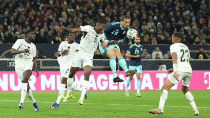 Bild: Christian Charisius/dpa
Leroy Sané bereitet das Siegtor mit einer Kopfballvorlage vor.