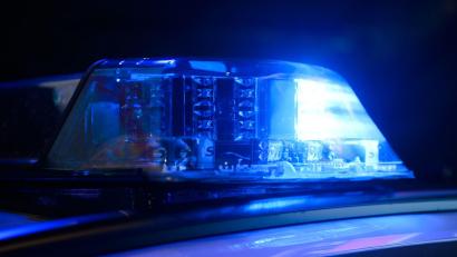 Bild: Julian Stratenschulte/dpa
Die Grenzpolizei stoppt auf der A 6 bei Waidhaus einen Kleintransporter ohne gültige Versicherung.