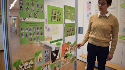 Bild: szl
Zunächst lernten die Kinder in allen Gruppen, welche Rechte Kinder haben und wie Wahlen ablaufen. Dann wählten die Mädchen und Jungen mit Stimmsteinen ihre Vertreter ins Kinderparlament, erklärt Kinderhaus-Leiterin Martina Fuhrmann.