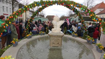Bild: Konrad Rosner
Mächtig was los war beim kunsthandwerklichen Ostermarkt rund um die wunderschön geschmückten Osterbrunnen.