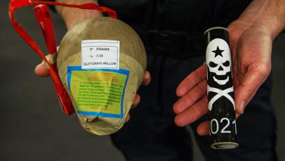 Symbolbild: Andreas Arnold/dpa
Illegale Feuerwerkskörper können schwere oder sogar tödliche Verletzungen verursachen.