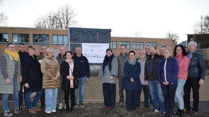 Bild: Elfriede Winter 
Die beteiligten Planer und Entscheider für den Neubau zur Offenen Ganztagsschule und dem Bürgerhaus.