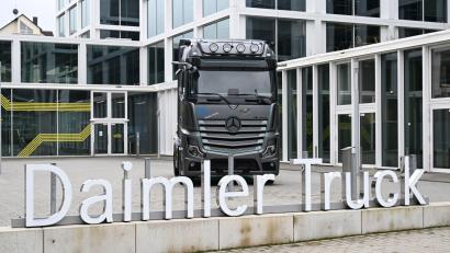 Bild: Bernd Weißbrod/dpa
Daimler Truck: Konzern plant neues Werk in Tschechien. (Archivbild)