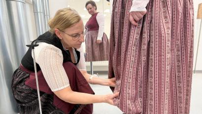 Bild: Gabi Schönberger
"Es sollte ein Maßkrug drunter passen", wird oft die Länge eines traditionellen Dirndls beschrieben. Kurleiterin Elfriede Brandl zeichnet an, wo gekürzt werden muss.