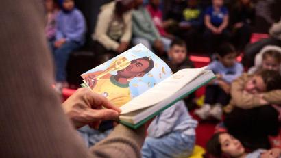 Bild: Bernd Thissen/dpa
Vorlesen ist für Kinder wichtig. (Symbolbild)