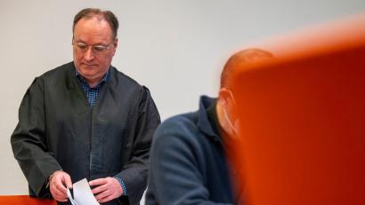 Bild: Peter Kneffel/dpa
Das Gericht verurteilte den Angeklagten zu einer Haftstrafe.