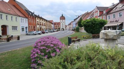 Archivbild: rha
Wo auf dem Marktplatz heute der Brunnen sprudelt, stand einst das Vilsecker Amtsgericht. In den nächsten zweieinhalb Jahren wird die Stadt den Marktplatz plus die Vorstadt umgestalten. Das Ziel: weniger Verkehr, weniger Parkplätze, mehr Aufenthaltsqualität. Dafür fließt nicht wenig Geld aus der Städtebauförderung nach Vilseck.