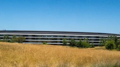 Bild: Andrej Sokolow/dpa
Im weiträumigen Innengelände der ringförmigen Zentrale ist Platz für eine Bühne. (Archivbild)