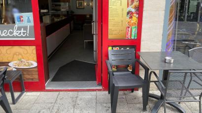 Bild: sbö
Der Verdächtige fuhr in diesen Freisitz einer Dönerbude in Schwandorf. Am ersten Tisch rechts sollen die drei Männer gesessen haben, die verletzt wurden.