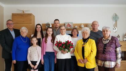 Bild: gi
Brigitte Sonnenburg (mit Rosenstrauß) konnte ihren 85. Geburtstag im Kreise ihrer Familie, Freundinnen, Verwandten und Bekannten Zuhause feiern.