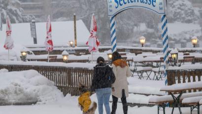 Bild: Peter Kneffel/dpa
Der Winter in Bayern gibt auch kurz vor dem Osterfest nur ganz allmählich auf. (Archivbild)