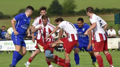 Bild: Hans Mark
Da ist auf engstem Raum richtig viel los: In der Hinrunde holte die DJK Dürnsricht ein 1:1 beim SV Diendorf heraus. Mit dem Heimvorteil im Rücken soll am Ostermontag mehr für die Dürnsrichter herausspringen.