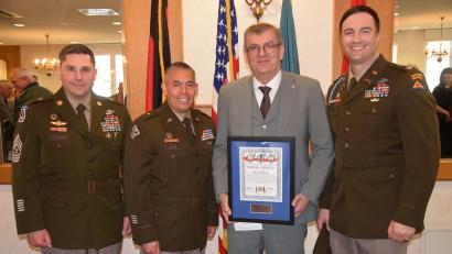 Bild: bö
Bürgermeister Peter Braun aus Schmidmühlen wurde von Brigadegeneral Terry R. Tillis (Zweiter von links) mit dem "Good Neighbor Award" des 7-th Army Training Command ausgezeichnet. Links Command Sergeant Paul M. Fedorisin, rechts der Kommandeur des Timberwolves-Teams JMRC Hohenfels , Oberstleutnant James Siebert.