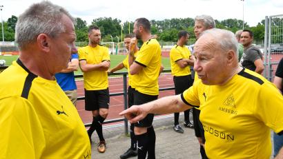 Archivbild: Petra Hartl
Gerd Donhauser (links) mit Karsten Wettberg (rechts) 2023 im FC Stadion Amberg beim Benefizspiel zwischen dem Global United FC (blau) und Amberger Legenden (gelb).