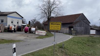 Bild: ge
Hier wird dichtgemacht: Die Einfahrt nach Mönlas von der Bundesstraße her ist dann für Autos gesperrt.