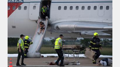 Bild: Pavel Neubauer/TASR/dpa
Eigentlich sollen Flugzeug-Evakuierungen maximal 90 Sekunden dauern. (Archivbild)