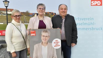 Bild: Hubert Ziegler
Im Kümmersbrucker Gemeinderat gibt es ein Vater-Tochter-Gespann: Lisa Hartinger (Mitte) und ihr Vater Hans vertreten die SPD im Rat. Mutter und Ehefrau Andrea (links) ist der Ruhepol, wenn die politischen Debatten zuhause fortgesetzt werden.