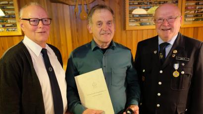 Bild: Robert Dotzauer
KSK-Ortsvorsitzender Helmut Schmidt (li) und Kreisvorsitzender Peter Lehr (re) übernahmen die ehrenvolle Aufgabe, an KSK-Mitglied Manfred Walberer die weiß-goldene Verdienstspange des Volksbundes Deutscher Kriegsgräberfürsorge zu überreichen.