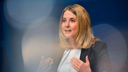 Bild: Sebastian Christoph Gollnow/dpa
Gleichzeitig gegen Leerstand und Wohnungsnot: Bauministerin Verena Hubertz legt ein neues Förderprogramm auf. (Archivbild)