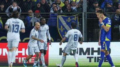 Bild: Armin Durgut/AP/dpa
Kean bejubelt Italiens Führungstor.