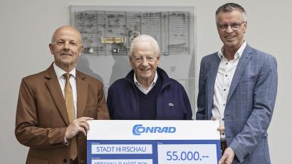 Bild: Michael C. Geiss
Klaus Conrad (Mitte) überreichte den Scheck an den Schatzmeister, Bürgermeister Hermann Falk (Erster von rechts), und an Günter Simmerl, den ehrenamtlichen Geschäftsführer der Conrad-Sportförderung.