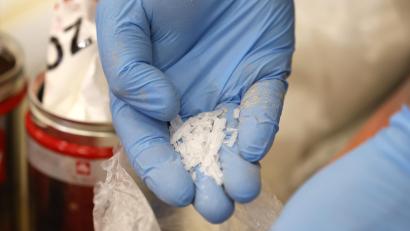 Symbolbild: Thomas Banneyer/dpa
Ein Zollbeamter zeigt Crystal Meth, das in Kaffeedosen versteckt war. Wer beim Konsum von harten Drogen erwischt wird, muss mit einem Verlust der Fahrerlaubnis rechnen – selbst wenn der Aufgriff nichts mit dem Straßenverkehr zu tun hatte.