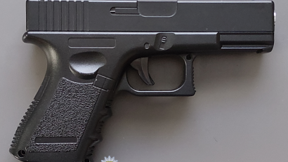 Symbolbild: Bundespolizei
Die Bundespolizei hat bei einer Kontrolle in Waldsassen zwei täuschend echt aussehende Softair-Pistolen sichergestellt.