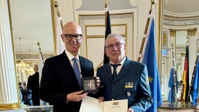 Bild: Regierung der Oberpfalz/Kammermeier
Regierungspräsident Walter Jonas (links) überreichte Walter Schuster aus Sulzbach-Rosenberg die Auszeichnung.