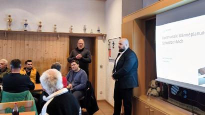 Bild: jma
Bürgermeister Thorsten Hallmann (links, stehend) begrüßte Mert Ambarcioglu (rechts), der die Bürger aus Schwarzenbach zur kommunalen Wärmeplanung informierte.