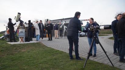 Bild: wel
Im Außengelände erkundeten die Gäste den Himmel durch die Teleskope.